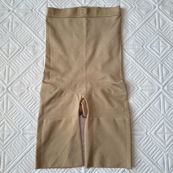 SPANX High Waist Mid Thigh Shapewear Shorts Size M - Picture 1 of 7